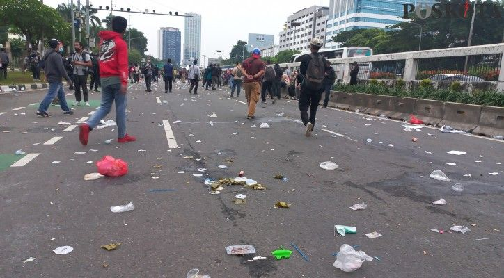 Jejak sampah demonstrasi