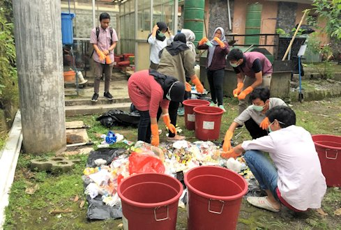 Jejak sampah demonstrasi