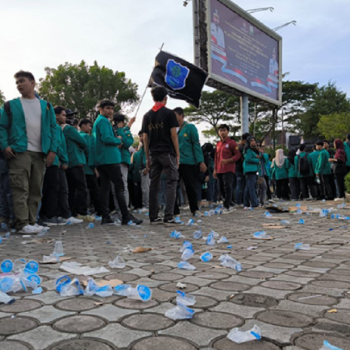 Mengurangi Jejak Sampah di Tengah Aksi Demonstrasi
